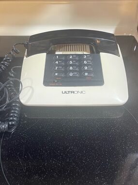 Vintage Ultronic Push Button Model 019 80's Retro Land Line Telephone collect